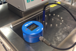Tinytag View 2 TV-4020 data logger with thermistor probe in waterbath