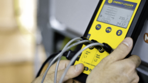 energy logger in action monitoring power and power factor